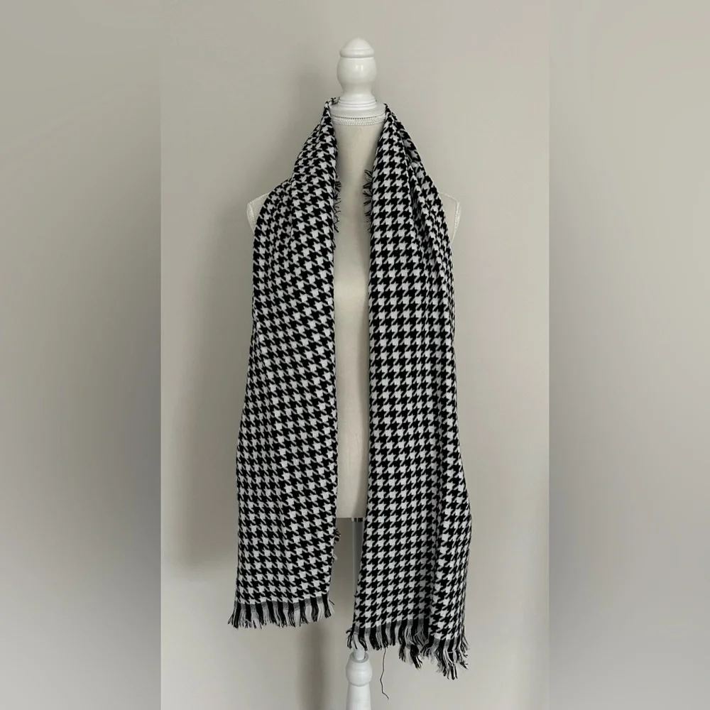 ✨ SOLD ✨ EUC Akira Chicago Red Label Black White Houndstooth Fringe Long Scarf - Picture 2 of 8